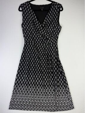 White House Black Market Sleeveless Black and White Diamond Pattern Dress Size